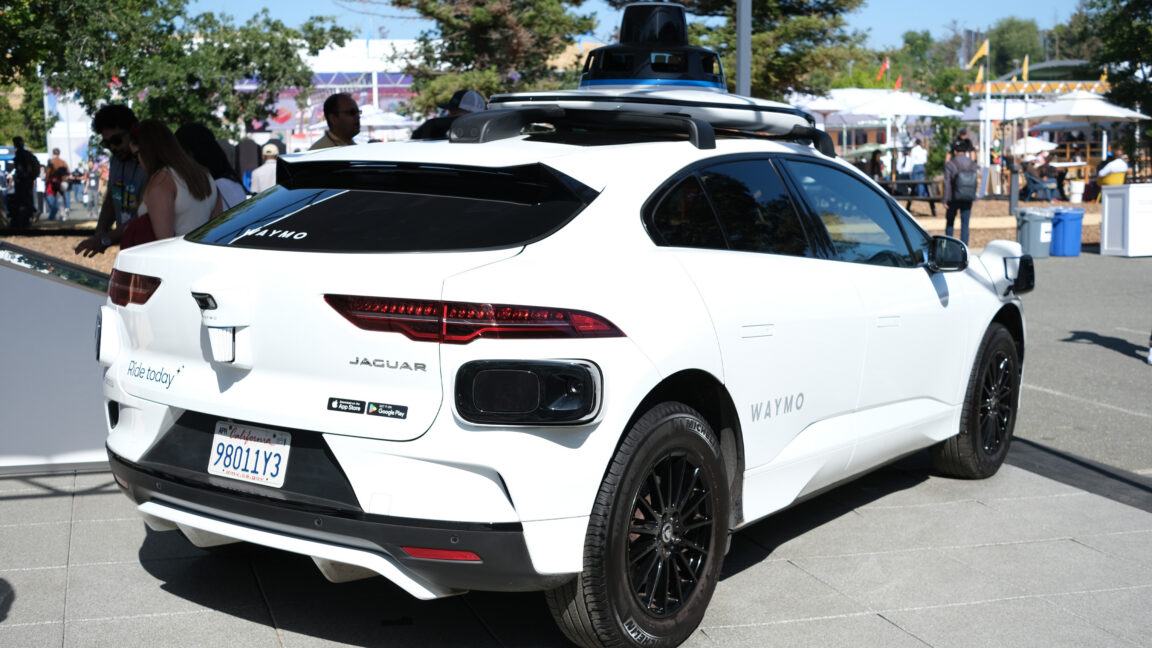 Waymo 携手 Genie 3 构建自动驾驶世界模型
