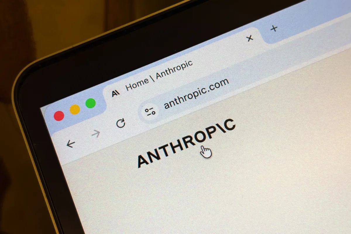 Anthropic 放权 Claude Code，但安全缰绳不松