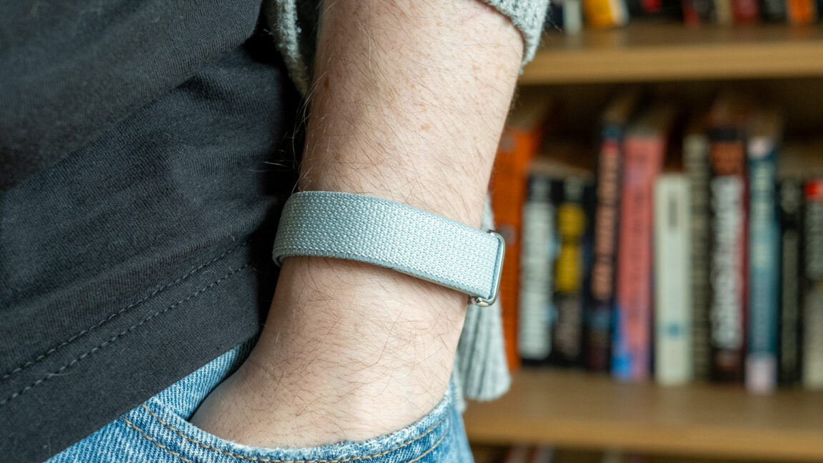 Fitbit Air智能手环：被话痨AI教练拖累的好设备