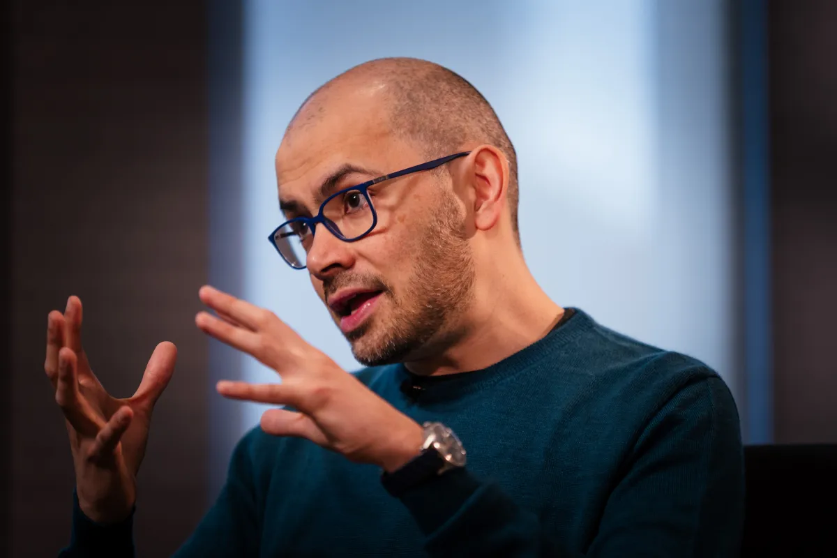 DeepMind CEO呼吁建立独立AI标准机构，仿效FINRA监管前沿模型