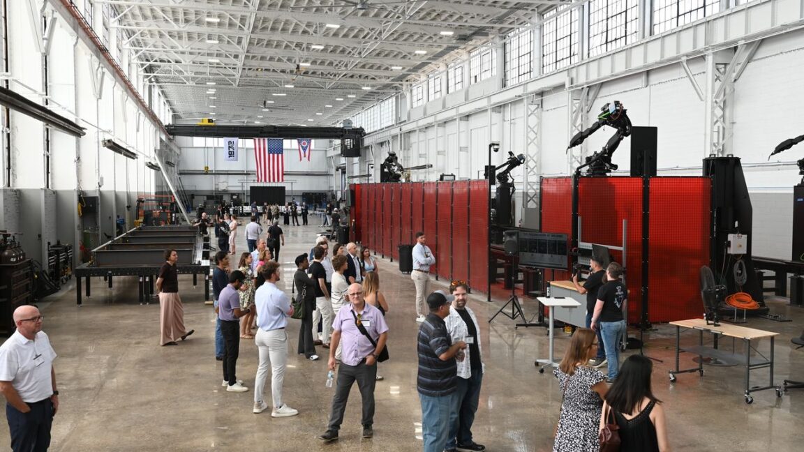 前SpaceX工程师打造机器人钢铁制造工厂