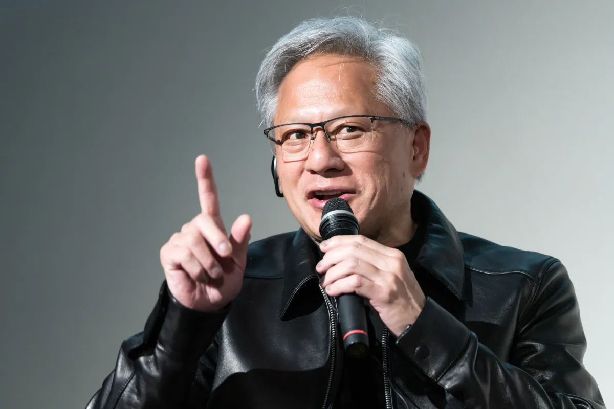 黄仁勋接起特朗普电话，全场焦点却是那部手机
