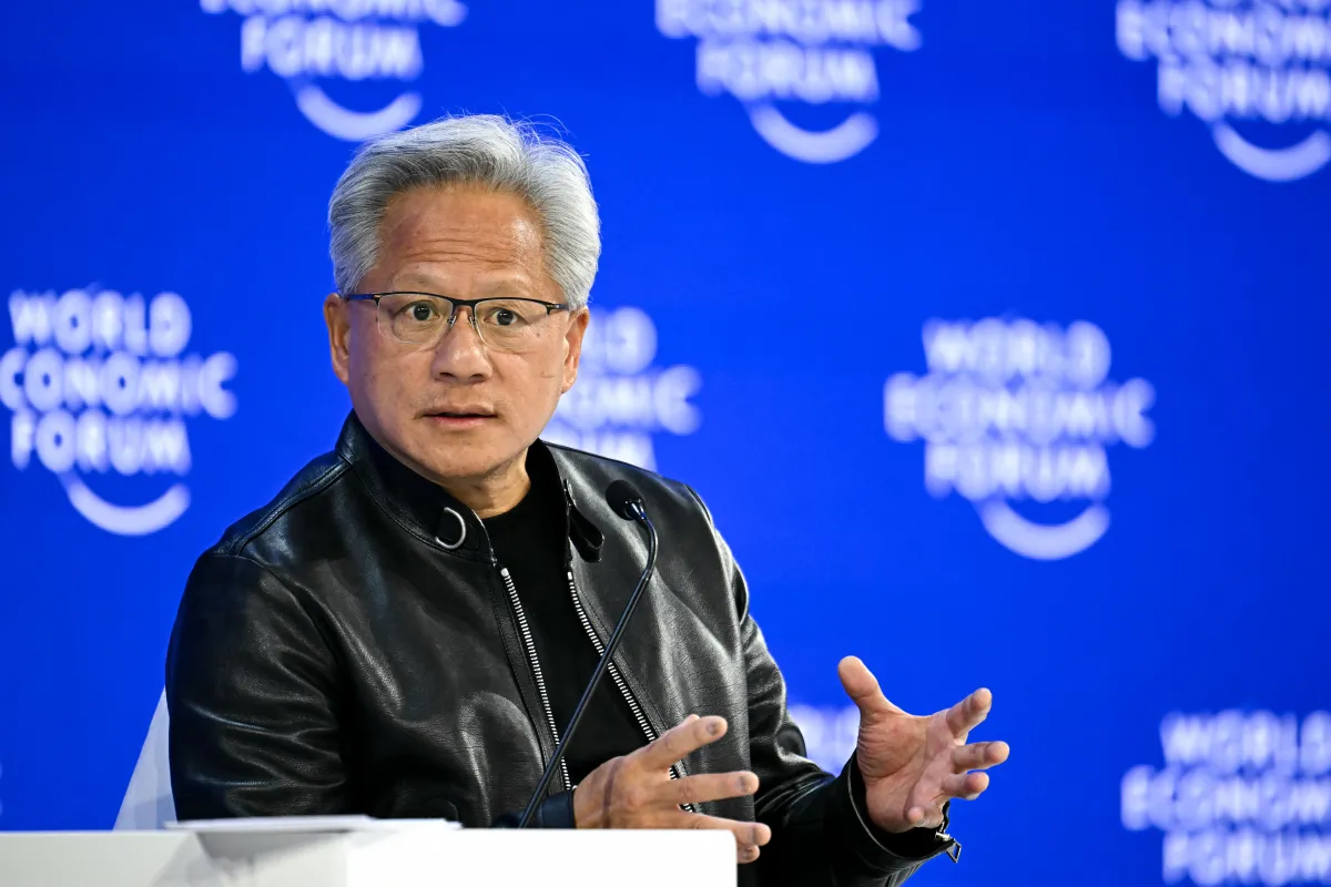 黄仁勋当面向特朗普表态：不让AI发展放缓