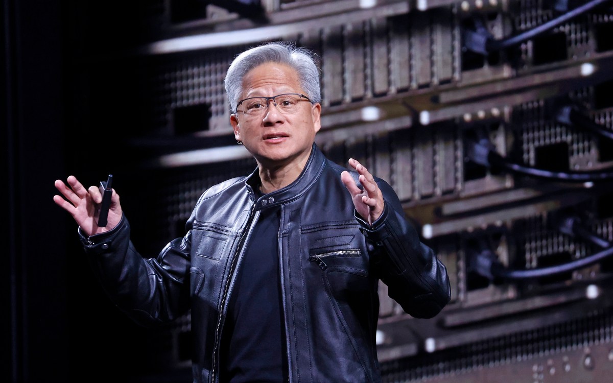 黄仁勋：AI无需监管 安全应由开发者自负